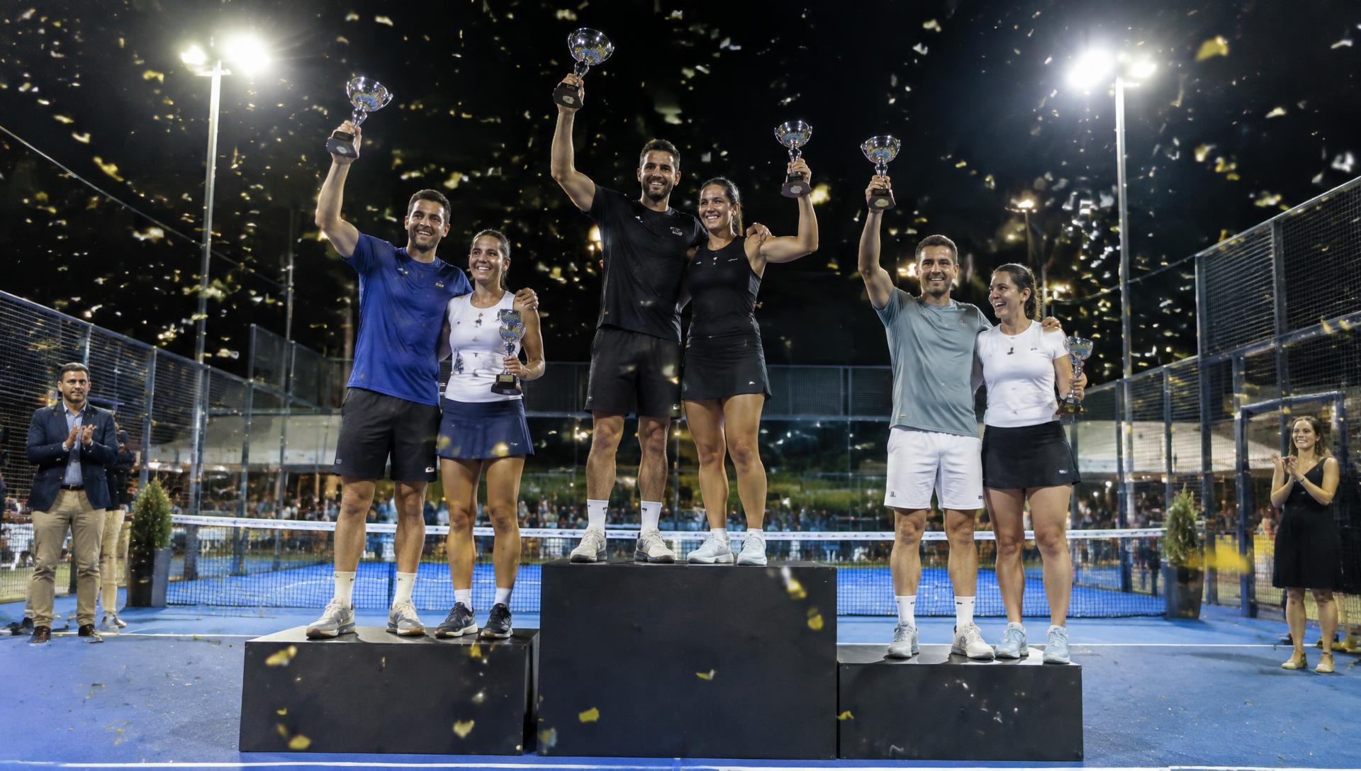 Entrega de premios al final de un torneo de pádel